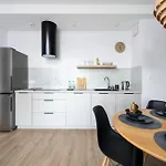 Tobaco Park Ii Modern By Bookinghost 아파트 우치